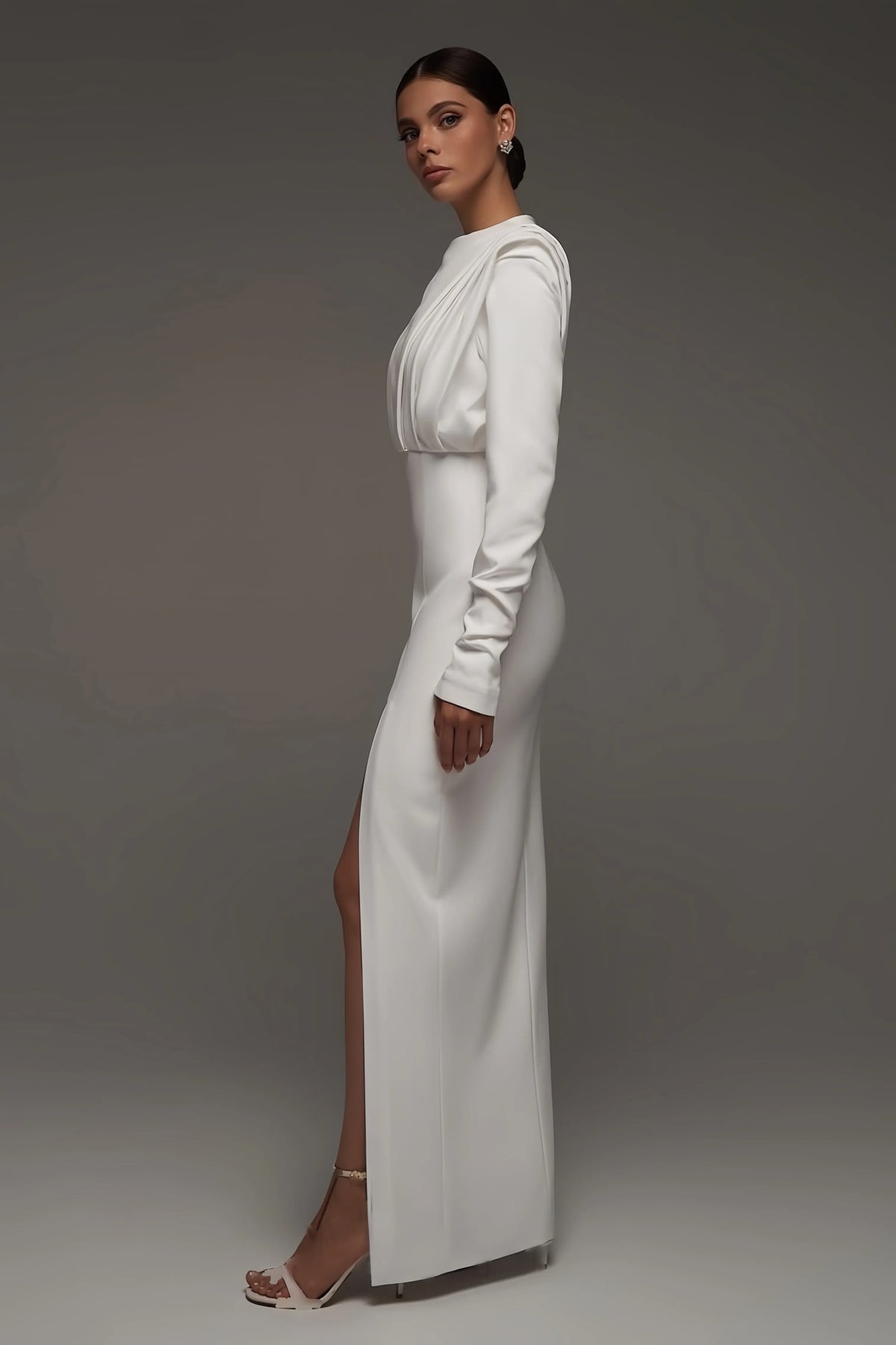Rona – Hochgeschlossenes Maxikleid mit Schlitz – Weiß