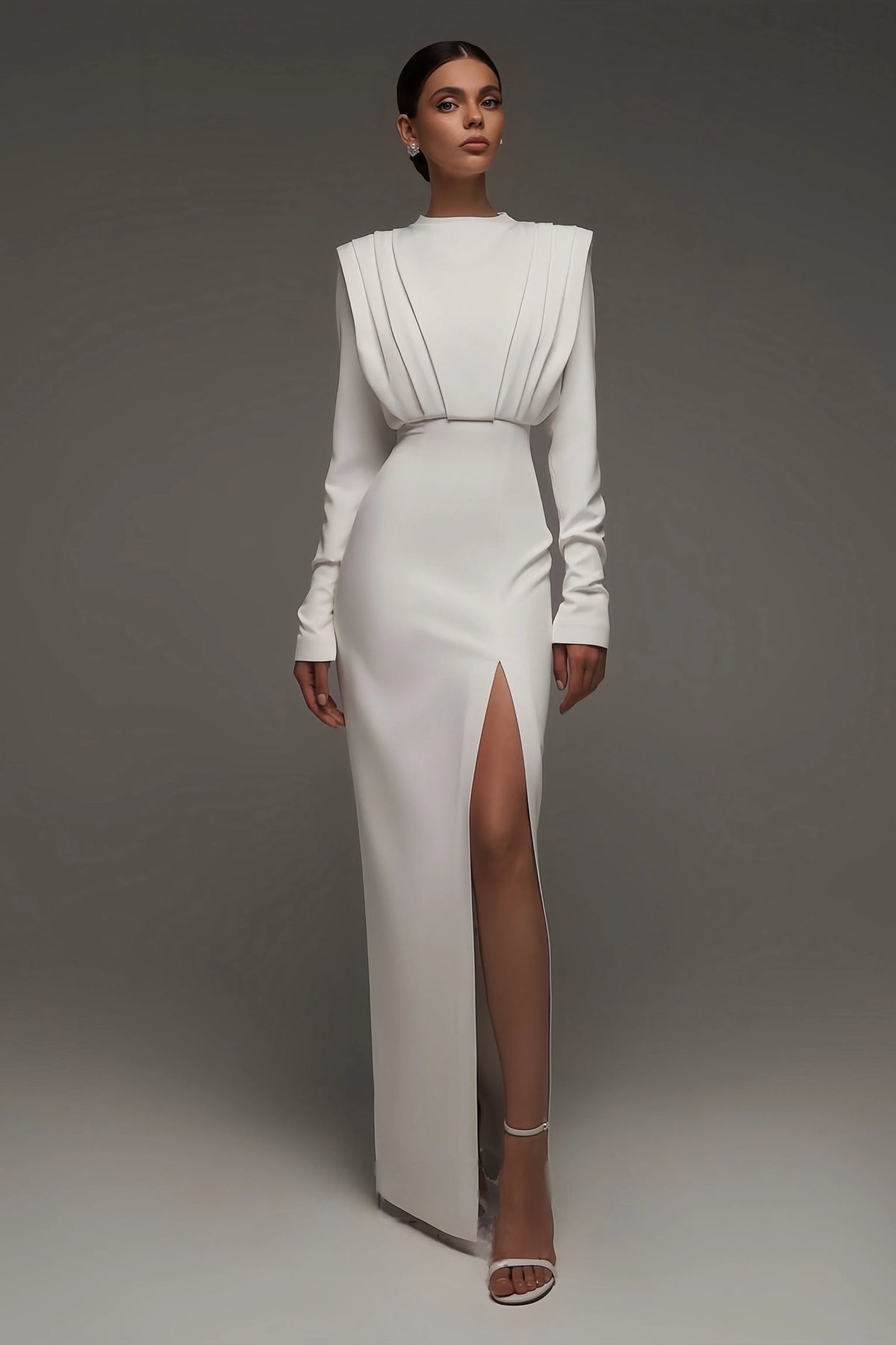 Rona – Hochgeschlossenes Maxikleid mit Schlitz – Weiß
